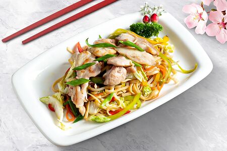 Яки-удон лапша с курицей