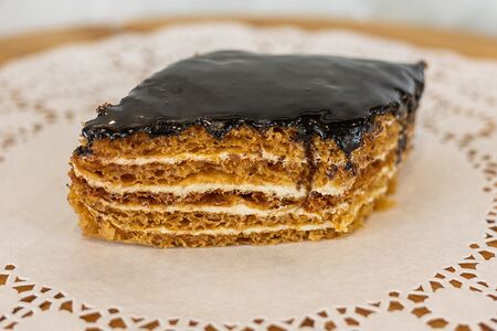 Медовик с шоколадной глазурью 