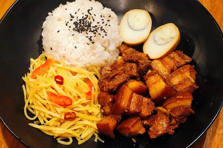 Рис со cвинoй грудинкой и подливой