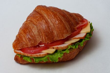 Сэндвич из круассана с копченой курицей