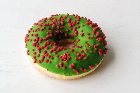 Донат с лимонной и малиновой начинкой