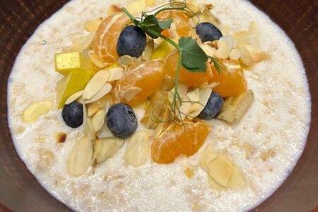 Овсяная каша с ягодами и фруктами