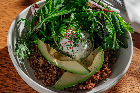 Гречневая каша с авокадо и яйцом пашот