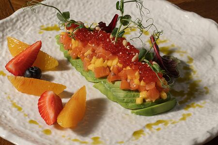 Тартар из слабосоленой семги с авокадо