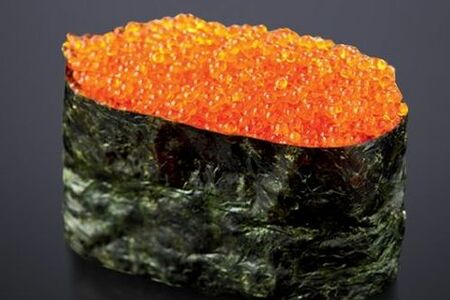 Гункан с оранжевой икрой Масаго