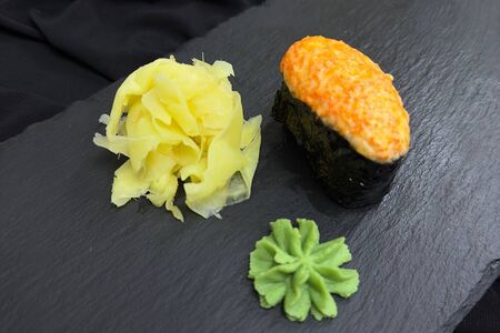 Запеченные суши под яки-соусом Курица