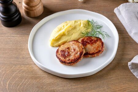 Куриные котлеты с картофельным пюре