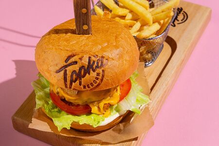 Бургер с говяжьей котлетой, шампиньонами и соусом трюфельный айоли