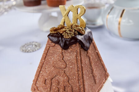 Пасха творожная шоколадная с карамелью и арахисом