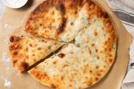 Осетинский пирог с зеленым луком и яйцом