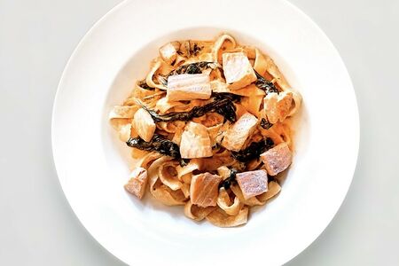 Фетучини с форелью в розовом соусе