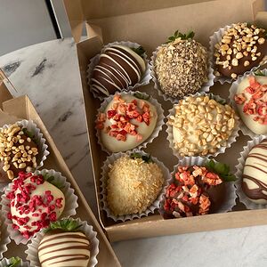 Клубника в бельгийском белом и молочном шоколаде набор 01