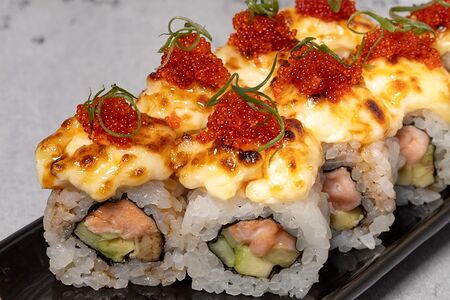 Калифорния с лососем запеченная