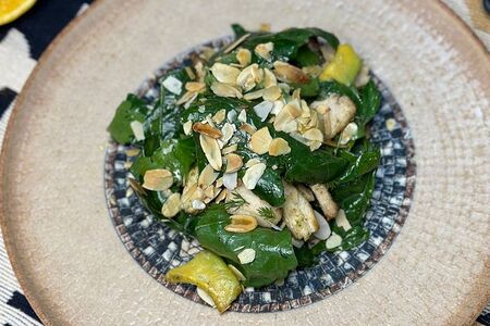 Салат зеленый Premium с куриной грудкой и фирменным соусом