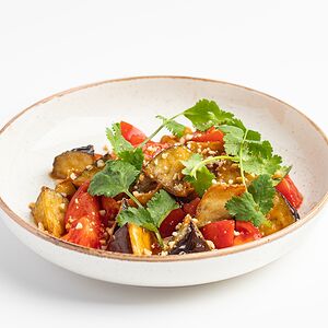 Салат с баклажанами, томатами и арахисом