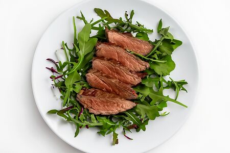 Салат из рукколы с говядиной