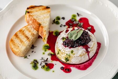 Запеченный камамбер с сезонными ягодами 