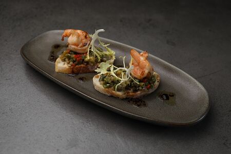 Брускетта с креветками и овощным соте