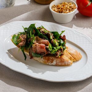 Тартин с ростбифом и вялеными томатами