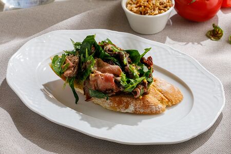 Тартин с ростбифом и вялеными томатами