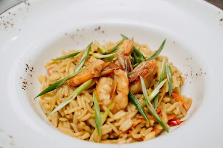 Паста орзо с креветками и овощами