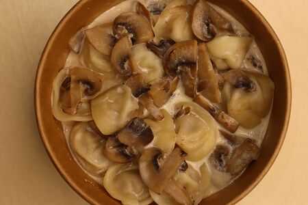 Пельмени с соусом Грибной