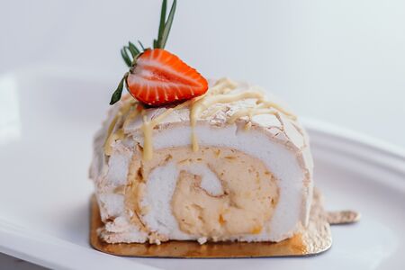 Меренговый рулет Персик-маракуйя