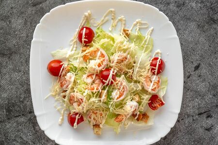 Салат Цезарь с креветками или курицей