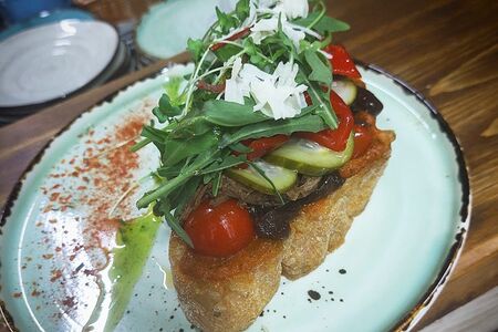 Хрустящая брускетта со рваной говядиной