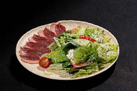 Салат из копченой утиной грудки и соуса песто