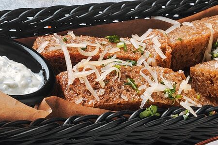 Ржаные гренки с чесночным соусом
