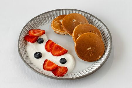 Панкейки протеиновые с творожным муссом и свежими ягодами