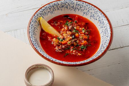 Мясная солянка с копченой сметаной