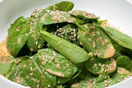 Японские грибы, шпинат и кунжутная заправка