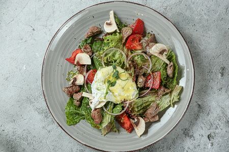 Теплый салат с говядиной