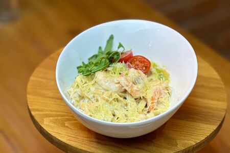 Паста с креветками, шампиньонами, томатами черри, рукколой и сливочным соусом