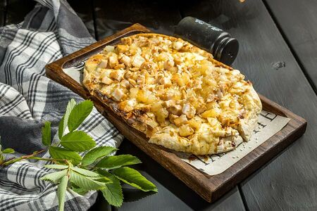 Пицца с ананасами и курицей