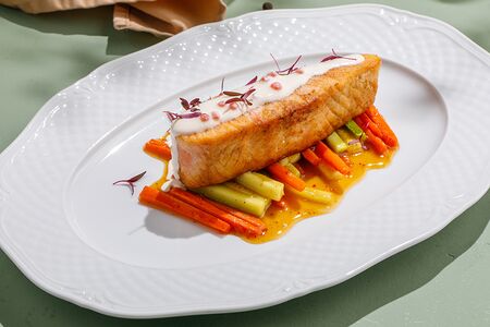 Лосось в икорном соусе