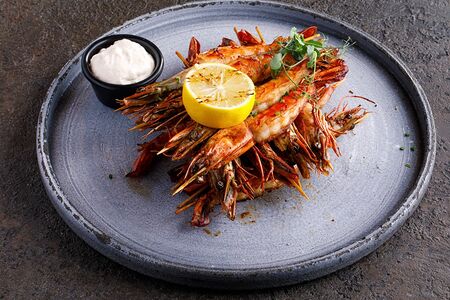 Дюжина тигровых креветок