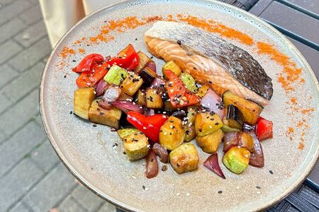 Стейк из семги с овощами