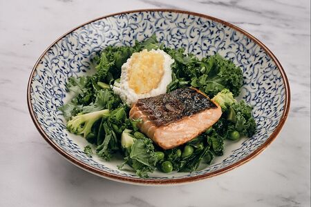 Лосось с зеленым миксом, рикоттой и соленым лимоном