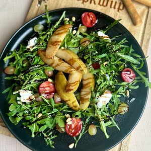 Теплый салат с карамелизированной грушей и сырным муссом