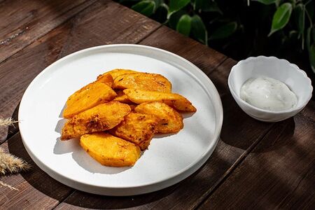 Картофель по-деревенски с фирменным соусом