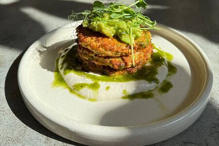 Кабачковые оладьи с веганской сметаной 