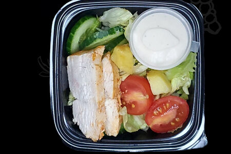 Салат с куриным филе, печеным картофелем и майонезом