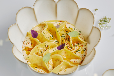 Турецкие манты с крабом, креветкой и сметанным кремом