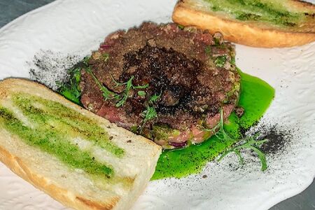 Тартар из говядины с жареной хлебной крошкой и костным мозгом