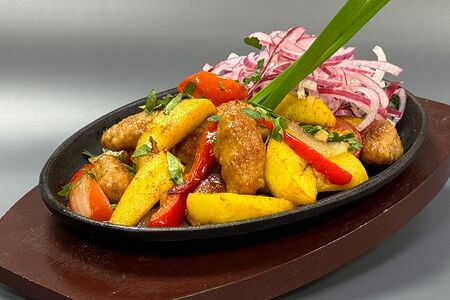 Сковорода с мини-кебабами под хлебной корочкой 