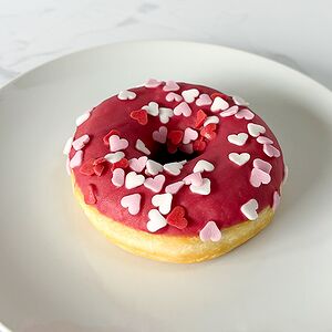 Донат с клубничной начинкой