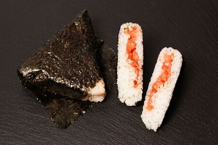 Онигири с маринованным лососем